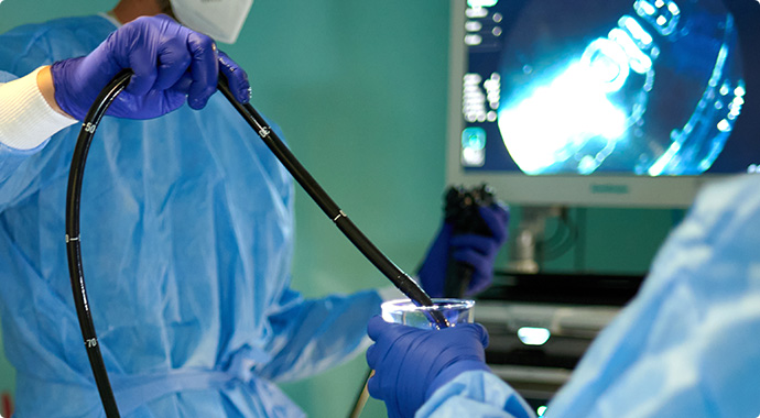대장 내시경 장비를 이용하여 대장 내시경을 하는 의사의 사진