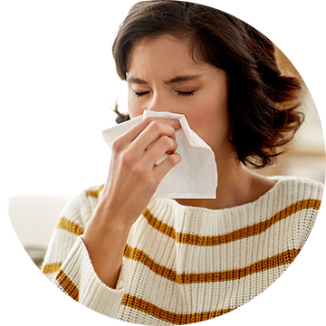 여성이 티슈로 코를 막고 있는 감기에 걸린듯한 컨셉 사진